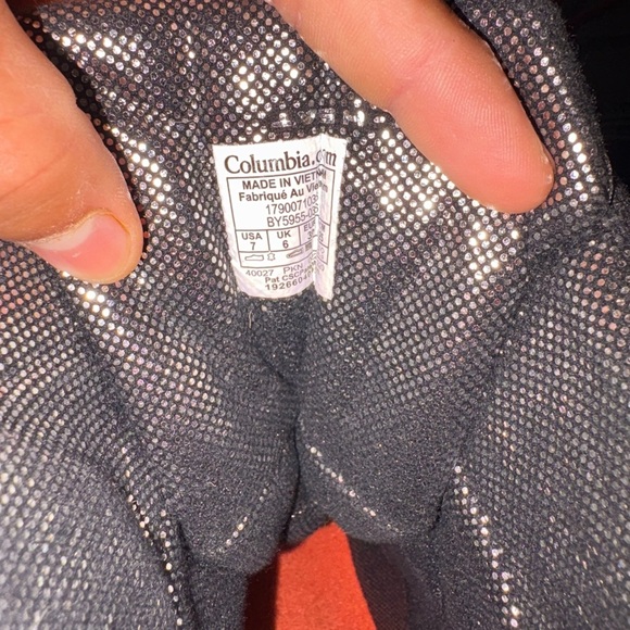 Columbia' Black and Gray Snow Boots with Red Accents - Picture 5 of 5